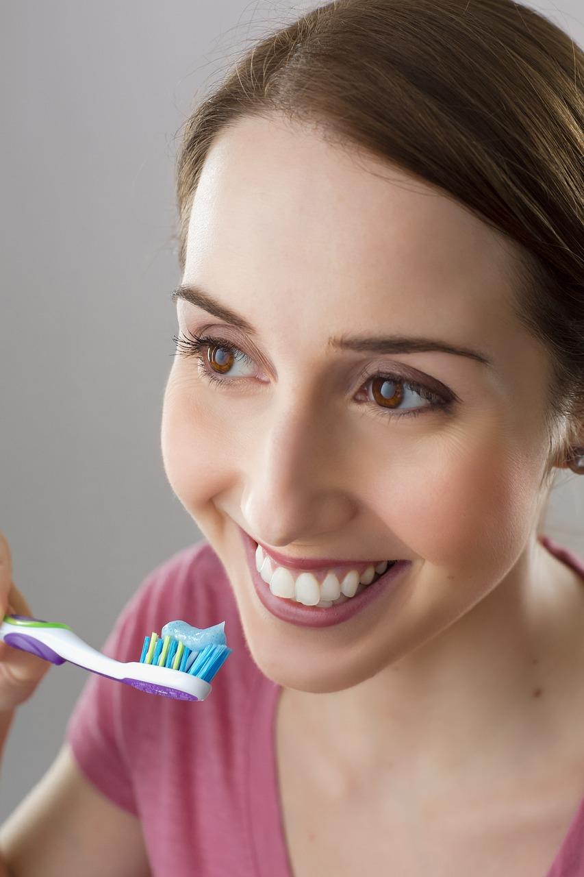 woman, dentiste, toothbrush-2099474.jpg